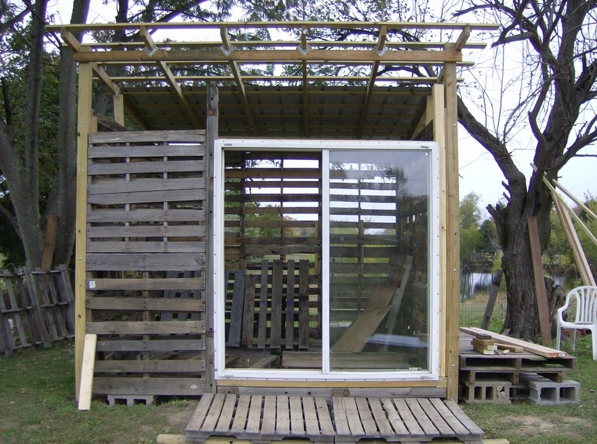 How to build a pallet shed - recycled building at it's finest!
